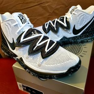Kyrie 5 V Basketball *NEW*👀 shoes mint!!